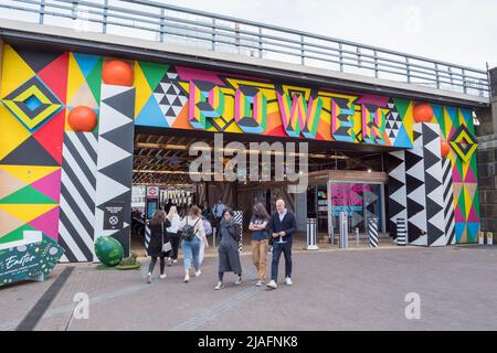 Il colorato ingresso dell'arco di Grosvenor sotto il ponte della ferrovia di Grosvenor, un ingresso al sito della centrale elettrica di Battersea, Battersea, South London, UK. Foto Stock