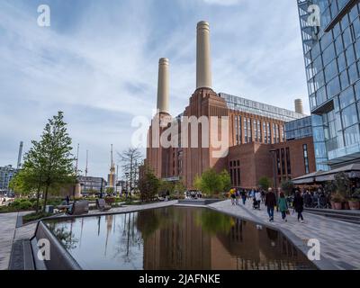 Vista generale di una parte del sito della centrale elettrica di Battersea rigenerata a Battersea, Wandsworth, South London, UK. Foto Stock