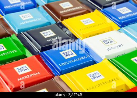 Amburgo, Germania - Maggio 30 2022: Da vicino vari cioccolatini Ritter Sport Foto Stock