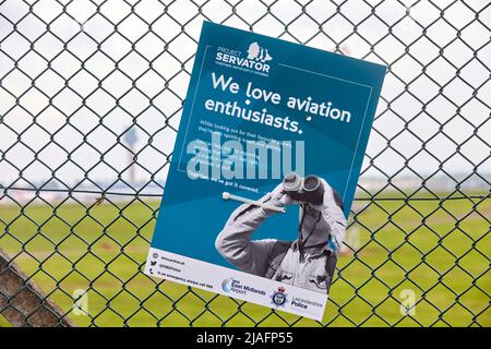 East Midlands Airport International Airport polizia avviso sul confine recinto chiedendo gli aerei per aiutare gli avvistatori Foto Stock