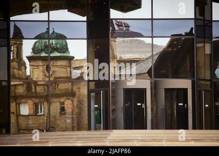 Halifax West Yorkshire, centro città Lloyds Banking Group - Halifax Head Office Reflection Foto Stock