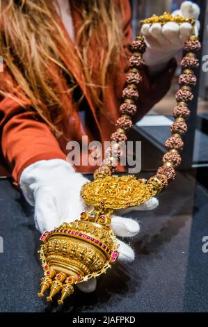 Londra, Regno Unito. 30th maggio 2022. Una collana di perle in oro rudraksha (Gowrishankaram) dal 19th secolo. Composta da 21 - 22 carati d'oro impreziositi da pietre preziose, la collana ha una stima di £75.000 - 100.000 - Un'anteprima di Bonhams 'India in vendita d'arte in New Bond Street. La vendita si svolge il 7th giugno 2022. Credit: Guy Bell/Alamy Live News Foto Stock