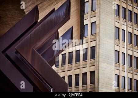 Halifax West Yorkshire, centro città Lloyds Banking Group - sede centrale di Halifax, primo piano di opere d'arte moderne all'esterno dell'edificio Foto Stock