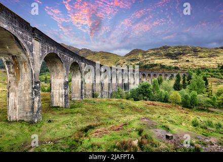 Glenfinnan Viadotto al tramonto drammatico, paesaggio scozzese, Regno Unito Foto Stock