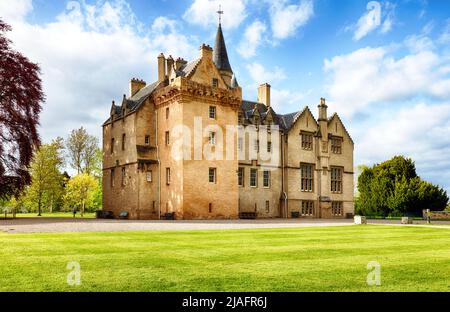 Inverness, Highlands, Scozia - mai 13, 2022: Castello di Brodie vicino a Inverness in Scozia. Ora gestito dal National Trust è un popolare tour in Highland Foto Stock