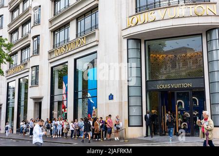 PARIGI, FRANCIA - 20 MAGGIO 2022: Louis Vuitton negozio sugli Champs Elysees Avenue durante la primavera 2022 Foto Stock