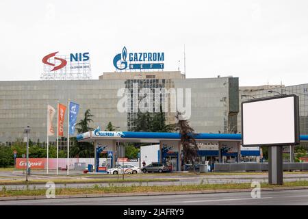 Belgrado, Serbia - 29 maggio 2022: Gazprom - sede della NIS business building Company a Belgrado Foto Stock