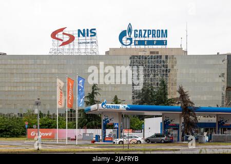 Belgrado, Serbia - 29 maggio 2022: Gazprom - sede della NIS business building Company a Belgrado Foto Stock