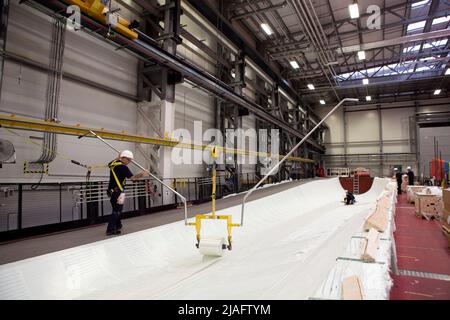 Lavoratori della fabbrica di lame offshore Siemens Gamesa nella città di Port di Hull, nella parte orientale dello Yorkshire. Foto Stock