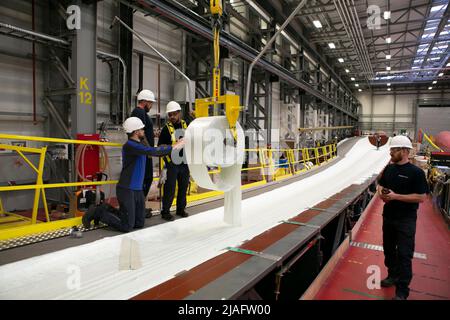 Lavoratori della fabbrica di lame offshore Siemens Gamesa nella città di Port di Hull, nella parte orientale dello Yorkshire. Foto Stock