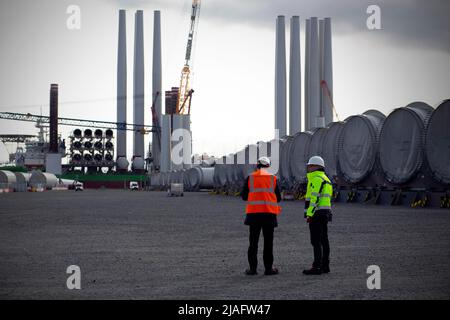 Lavoratori nell'area di Load out e Blade Park della fabbrica di pale offshore Siemens Gamesa nella città di Port di Hull, nella zona orientale dello Yorkshire. Foto Stock