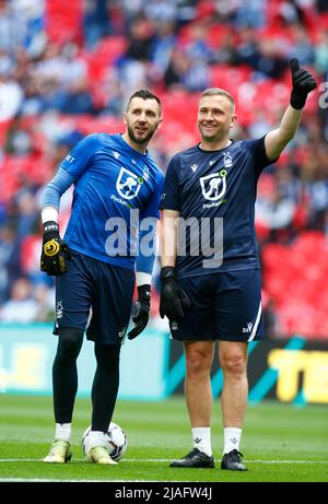 LONDRA, INGHILTERRA - MAGGIO 29: L-R Jordan Smith di Nottingham Forest e Goalkeeper Coach Danny Alcock durante il riscaldamento pre-partita durante il campionato Pl Foto Stock