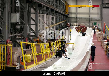 Lavoratori della fabbrica di lame offshore Siemens Gamesa nella città di Port di Hull, nella parte orientale dello Yorkshire. Foto Stock