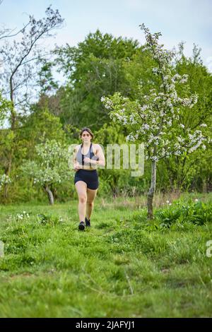 ritratto di una donna forte formazione in natura Foto Stock