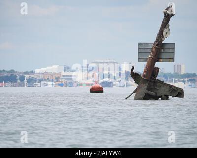 Sheerness, Kent, Regno Unito. 30th maggio 2022. Foto da vicino del naufragio del Tamigi SS Richard Montgomery 1,5 miglia da Sheerness, Kent - il naufragio più pericoloso del Regno Unito (affondando con 1400 tonnellate di esplosivi nell'agosto 1944). I tre montanti della nave saranno interrati con lavori che inizieranno a giugno. Foto prese alcune ore prima dell'alta marea. Sfondo: Southend sul mare. Credit: James Bell/Alamy Live News Foto Stock