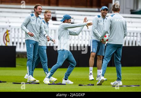 Il capitano inglese Stuart Broad e New England ben Stokes durante una sessione di reti al Lord's Cricket Ground, Londra. Data foto: Lunedì 30 maggio 2022. Foto Stock