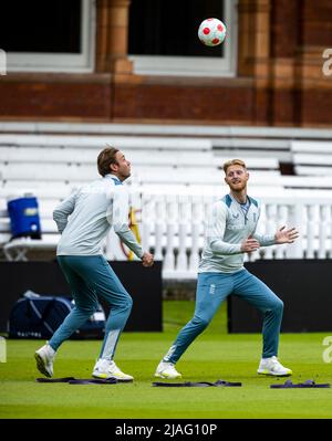 Il capitano inglese Stuart Broad e New England ben Stokes durante una sessione di reti al Lord's Cricket Ground, Londra. Data foto: Lunedì 30 maggio 2022. Foto Stock