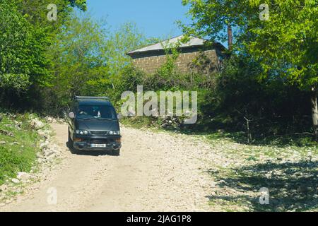 05.11.2022. Martvili, Georgia. Minivan in movimento su strada sassosa nel villaggio georgiano. Editoriale. Foto di alta qualità Foto Stock