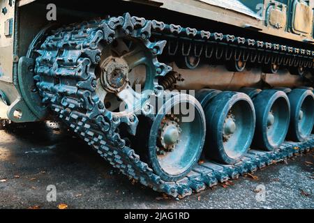 Cingoli del serbatoio. Carro armato militare caterpillar primo piano Foto Stock