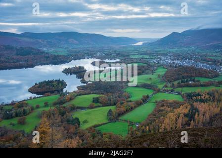 Paesaggio epico immagine autunnale di vista da Walla Crag nel Lake District, su Derwentwater guardando verso le Catbells e montagne distanti con F mozzafiato Foto Stock