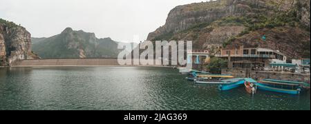 Fermata del traghetto Fierza-Komani sul lago di Komani, Albania. Fiume Drin, fiordi albanesi con barca, nave, destinazione popolare in Albania Foto Stock