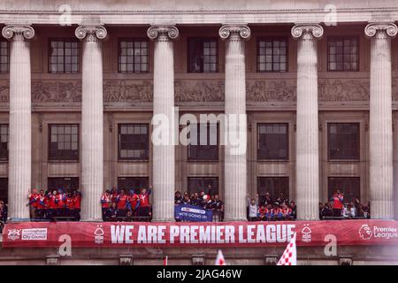 Nottingham, Nottinghamshire, Regno Unito. 30th maggio 2022. La squadra di calcio di Nottingham Forest celebra la loro promozione alla Premier League sul balcone del Council Building. Credit Darren Staples/Alamy Live News. Foto Stock