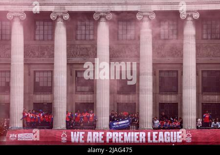 Nottingham, Nottinghamshire, Regno Unito. 30th maggio 2022. La squadra di calcio di Nottingham Forest celebra la loro promozione alla Premier League sul balcone del Council Building. Credit Darren Staples/Alamy Live News. Foto Stock