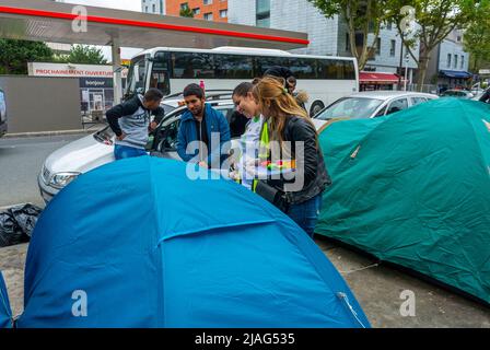 Parigi, Francia, i volontari degli adolescenti francesi aiutano la comunità a distribuire cibo ai rifugiati siriani che vivono nelle tende di strada Foto Stock