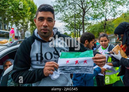 Parigi, Francia, volontari francesi che distribuiscono cibo ai rifugiati siriani che vivono in tende su strada Foto Stock