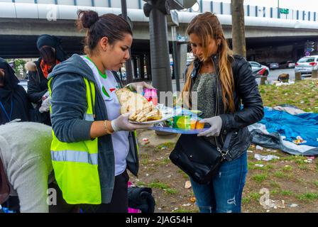 Parigi, Francia, giovani francesi volontari che aiutano la comunità a distribuire cibo ai rifugiati siriani che vivono in Tents on Street, adolescenti di stile di vita Foto Stock