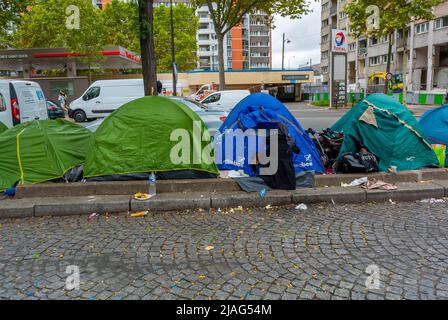 Parigi, Francia, volontari francesi che distribuiscono cibo ai rifugiati siriani che vivono in tende su strada Foto Stock