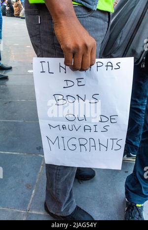 Parigi, Francia, dimostrazione dei volontari degli adolescenti francesi in strada a sostegno dei migranti Foto Stock