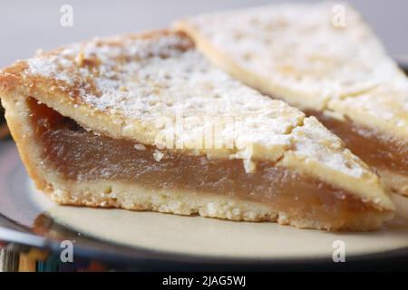 primo piano di una fetta di torta di mele su un piatto Foto Stock