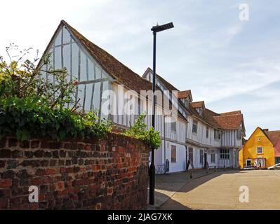 Una vista del 16th secolo Guildhall della Gilda di Corpus Christi nel villaggio medievale ben conservato di Lavenham, Suffolk, Inghilterra, Regno Unito. Foto Stock