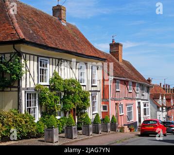 Una strada di case in legno e gesso ben conservate nell'ex 'città di lana' di Lavenham, Suffolk, Inghilterra, Regno Unito. Foto Stock