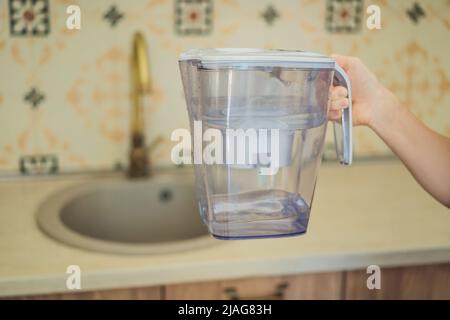 Caraffa con filtro dell'acqua in cucina Foto Stock