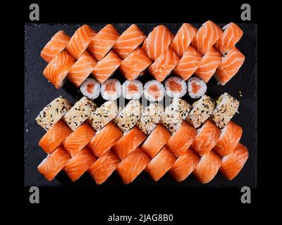 Vista dall'alto del sushi set con molti sushi roll Philadelphia e Mackie Rolls. Foto Stock
