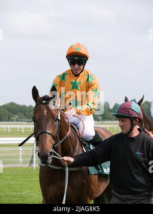 Jockey ben Curtis su Super Stars a York Racecourse. Foto Stock