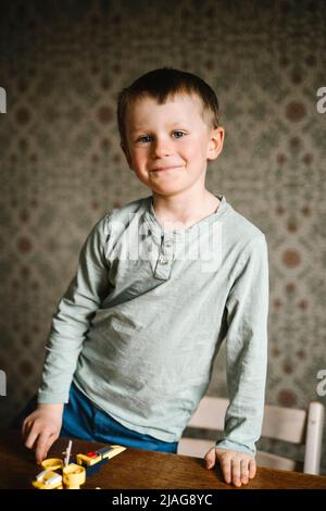 Ritratto di ragazzo sorridente a casa Foto Stock