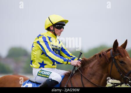 Il jockey Paul Hanagan su No Nay Nicki alle corse di York. Foto Stock