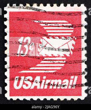 STATI UNITI D'AMERICA - CIRCA 1973: Un timbro stampato negli Stati Uniti mostra Winged AirMail Envelope, circa 1973 Foto Stock