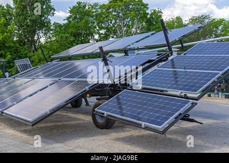 Soluzione di alimentazione mobile per rimorchi con pannelli solari di grandi dimensioni Foto Stock