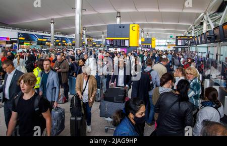 Londra, Regno Unito. 30th maggio 2022. Una sala degli arrivi trafficata al Terminal 2 dato che l'aeroporto e' sottoposto a forti pressioni con voli cancellati e mancanza di personale. Centinaia di passeggeri in lunghe code all'Heathrow Terminal 2. Migliaia di passeggeri hanno dovuto cancellare i loro voli con breve preavviso, poiché il caos dei viaggi ritorna nel Regno Unito proprio all'inizio della pausa a metà termine. British Airways ha annullato 140 voli a corto raggio da Londra Heathrow lunedì 30th maggio. Credit: Mark Thomas/Alamy Live News Foto Stock