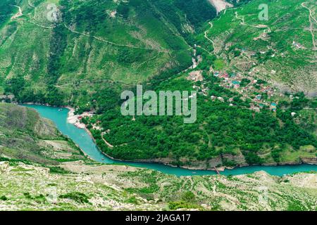 aerial view of the village of Old Zubutli in the valley of the Sulak River in Dagestan, small mountain settlement in a deep canyon with a jetty for mo Foto Stock