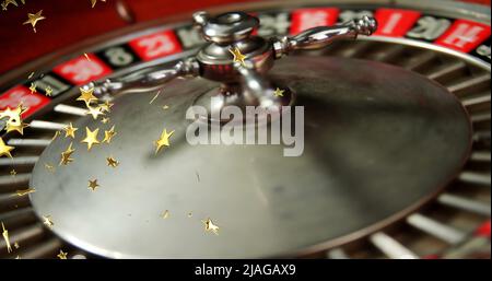 Immagine composita di più icone stella d'oro che cadono contro il primo piano della roulette russa che gira. casino e concetto di gioco d'azzardo Foto Stock