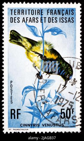 AFARS E ISSAS - CIRCA 1975: Un francobollo stampato in Afars e Issas mostra Variable Sunbird, Cinnyris Venustus, Bird, circa 1975 Foto Stock
