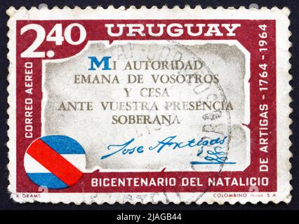 URUGUAY - CIRCA 1965: Un francobollo stampato in Uruguay mostra Artigas Quotation, Jose Artigas, leader della rivolta Indipendenza contro la Spagna, circa 196 Foto Stock