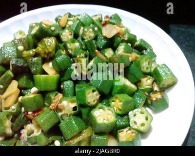 friggere l'okra in un piatto o in abelmoschus esculentus Foto Stock