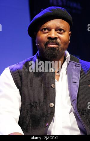 Hay Festival, Hay on Wye, Wales, UK – Lunedì 30th Maggio 2022 – ben Okri sul palco parlando del suo nuovo libro per bambini ogni foglia a Hallelujah durante il quinto giorno di quest'anno Hay Festival – Foto Steven Maggio / Alamy Live News Foto Stock