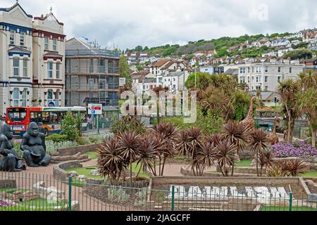 Dawlish, Inghilterra - 12 maggio 2022: La parte centrale della stazione balneare del South Devon intorno all'area di Dawlish Lawn e Strand Foto Stock